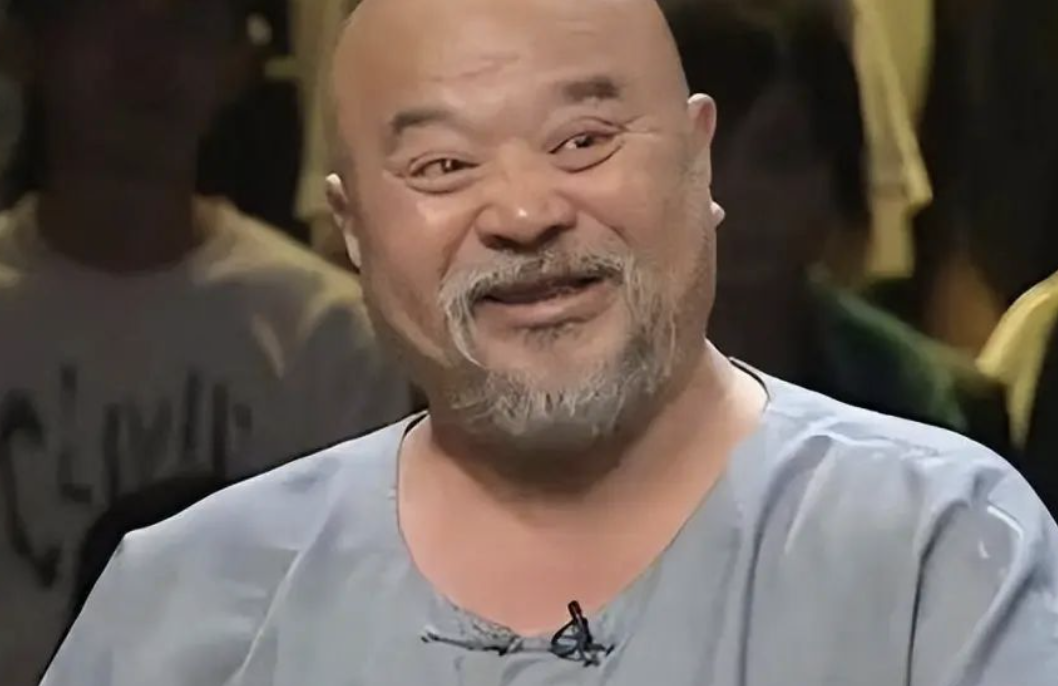 于是,郭达便邀请李琦一起参演了小品《打呼噜》,李琦的演艺事业才有了