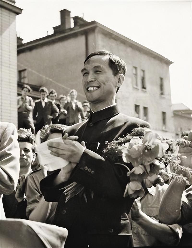 回顾白毛女王昆18岁嫁给初恋恩爱71年风雨相伴背后有心酸有眼泪