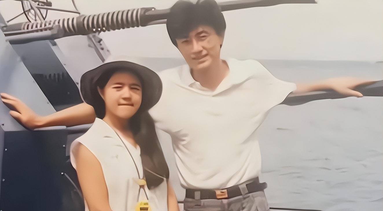 金龟子刘纯燕升级做外婆24岁女儿诞下男婴外表像姥爷王宁