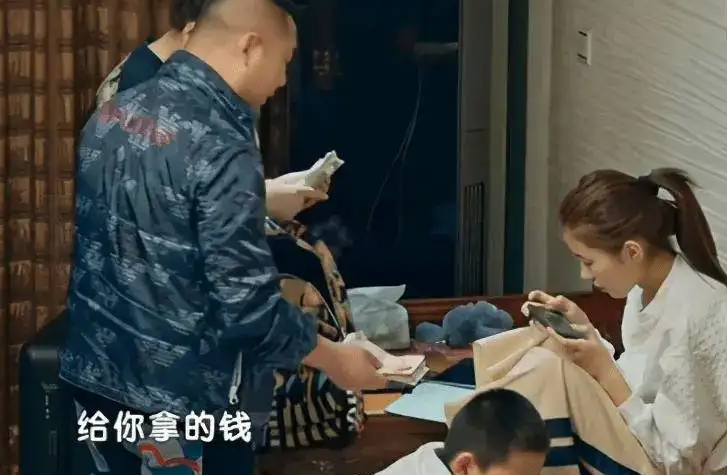 她的父母结婚好几年后,一直没能生下一个孩子.