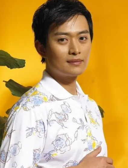 回顾黄海冰和前妻有缘无分二婚娶小12岁娇妻后儿女双全无遗憾
