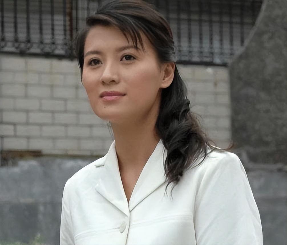 班级里最热心的就是她了,时常会带同学刘敏涛去吃好吃的,帮她排队.