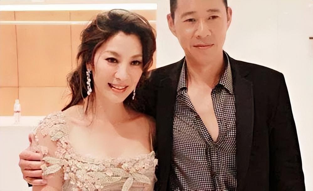 回顾霍凡嫁给大12岁二婚张丰毅29年未生子女为何被丈夫宠成宝