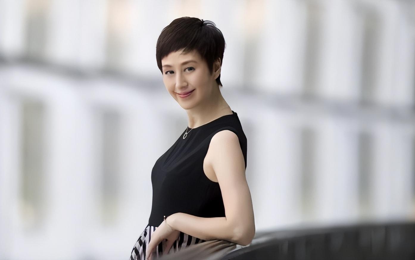 史依弘,1972年出生在上海,祖籍江苏,原名叫史敏.