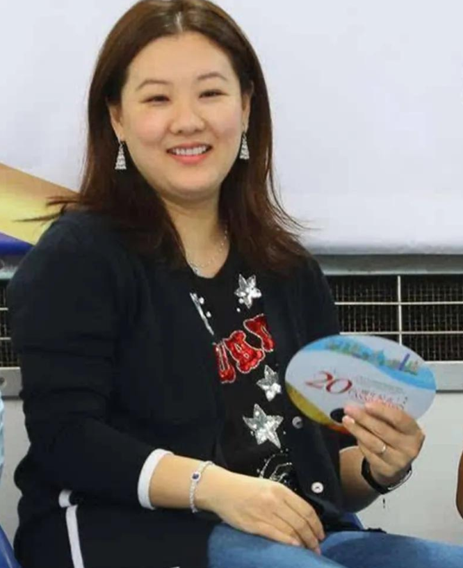 回顾跳水冠军伏明霞24岁嫁50岁富豪5年连生3胎一家五口乐开怀