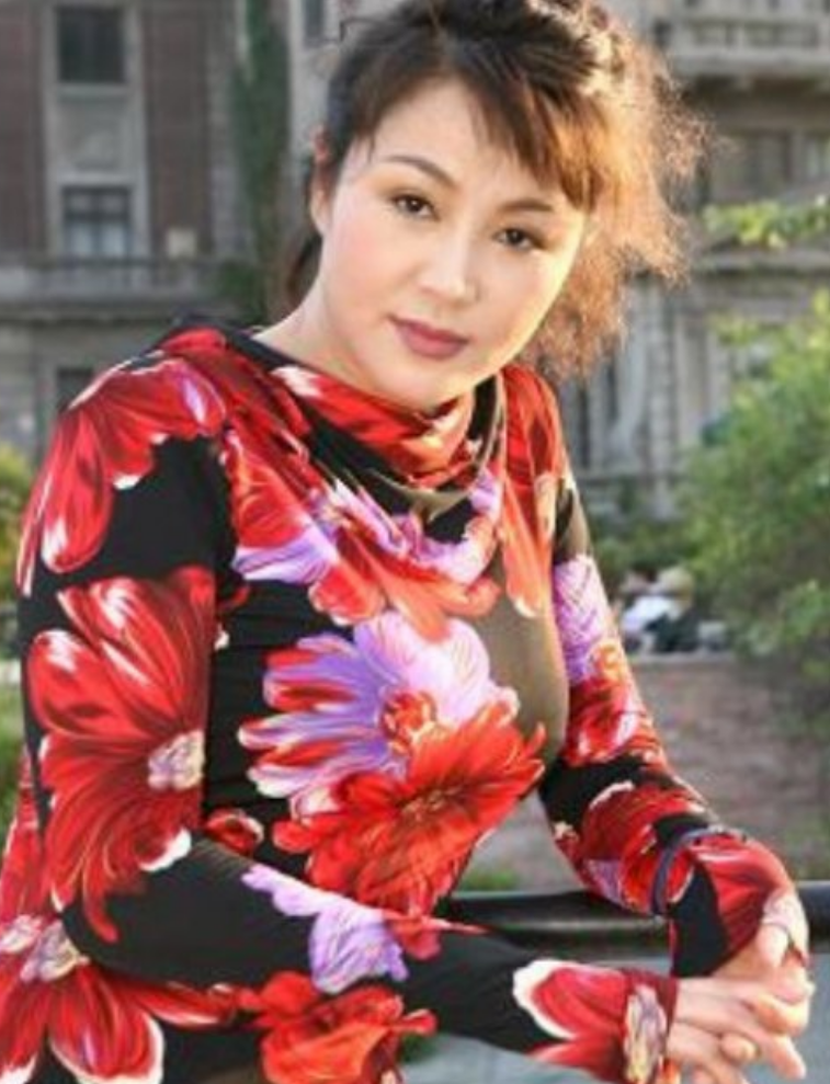 一名陌生女子给她打电话,自称怀上了李华的孩子,希望于小慧和他分开