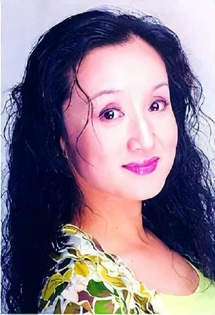 回顾杨昆千万别墅被拍卖退休金仅2500元60岁无儿无女为夫还债