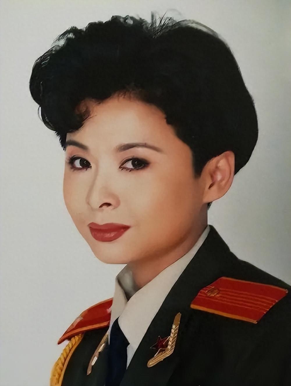 揭秘歌唱家董文华退圈背后的真相