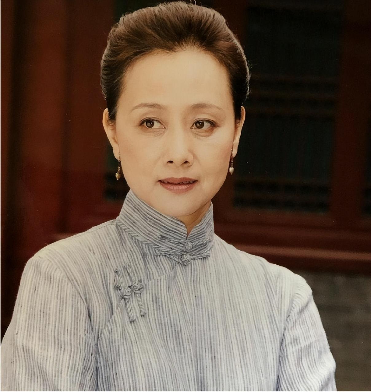 回顾演员黄梅莹:命运坎坷,嫁给金鑫后苦尽甘来,恩爱38年生一子