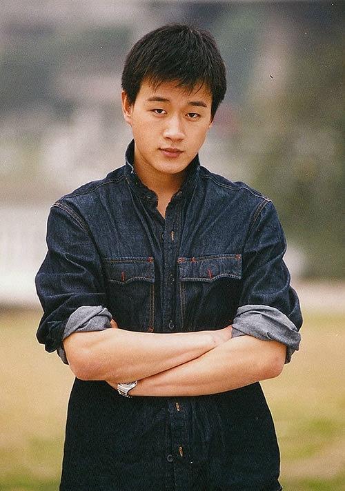 回顾佟大为爱妻子爱子女照顾植物人父亲20年后苏醒