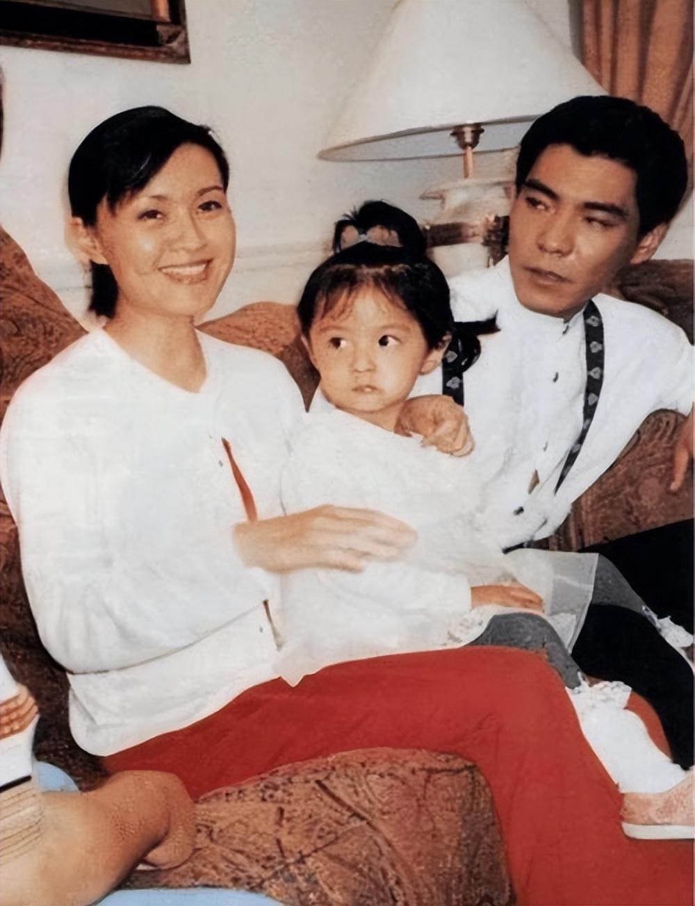 回顾方舒捧红屠洪刚后被抛弃独自抚养两个女儿20年女儿成骄傲