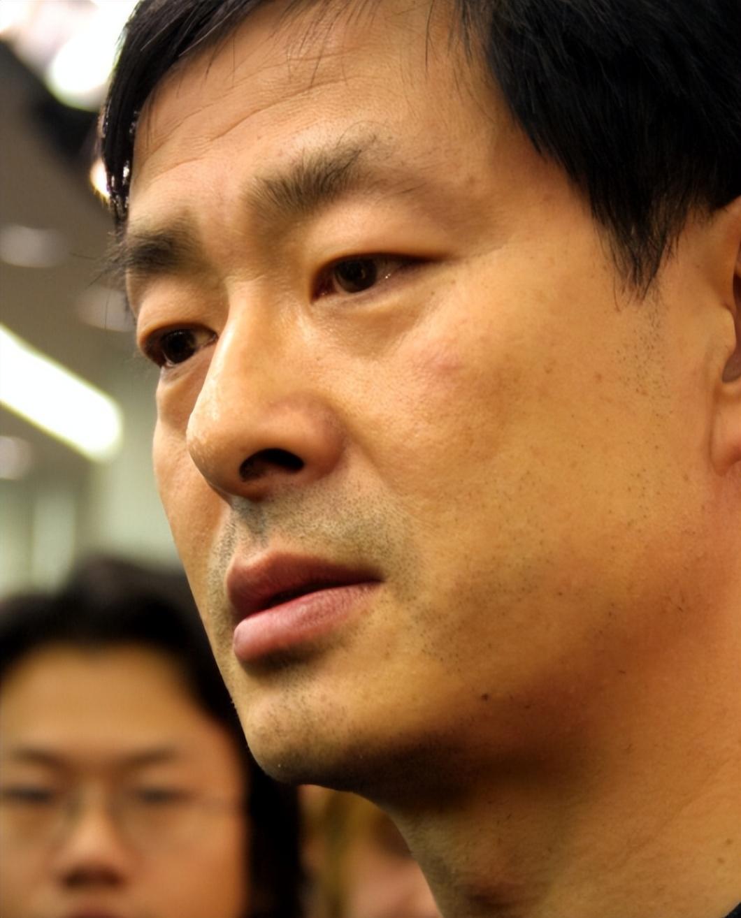 回顾濮存昕:50多岁背父亲下楼遛弯,69岁亲自照顾母亲不敢老去