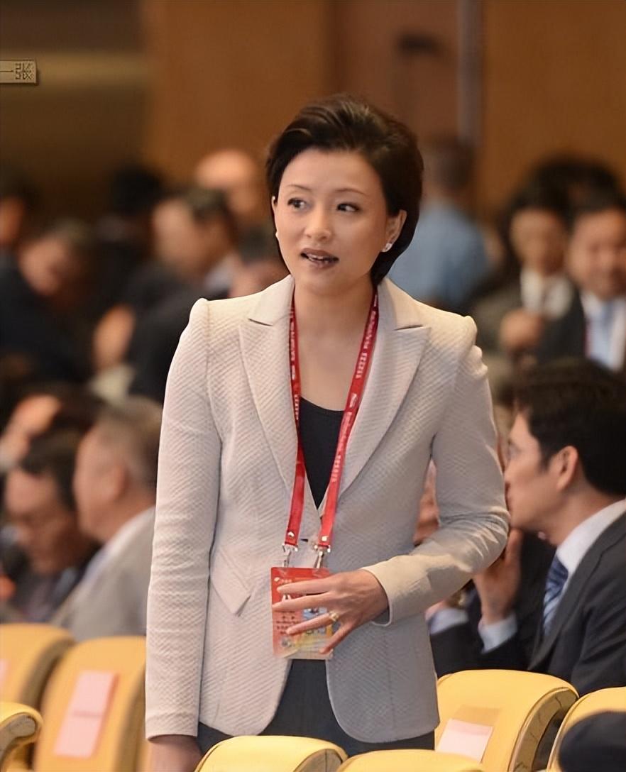 回顾杨澜26岁从央视辞职二婚嫁百亿富豪相伴27年恩爱如初
