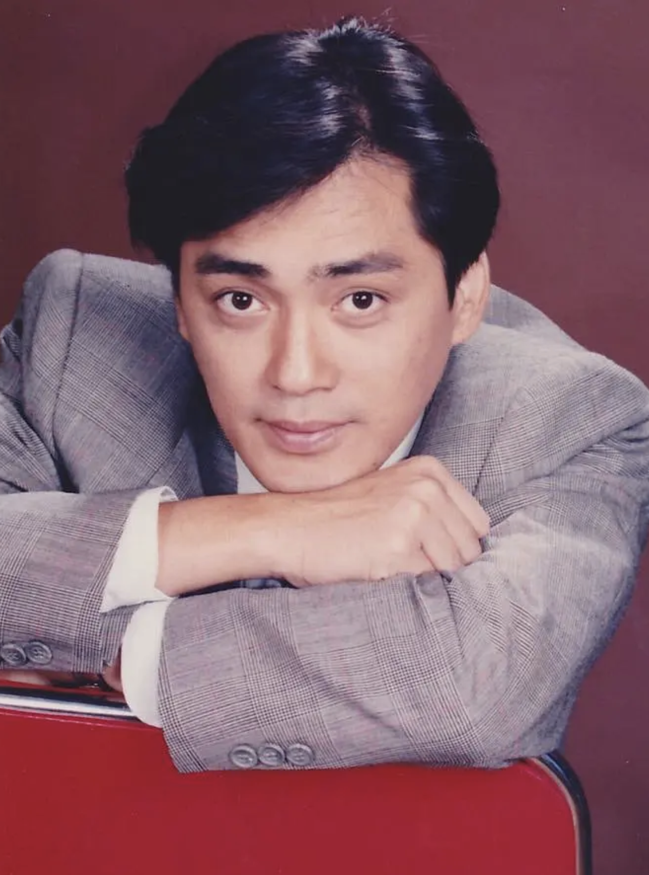 回顾汤镇宗弟弟是汤镇业至今无绯闻将普通妻子宠成了宝