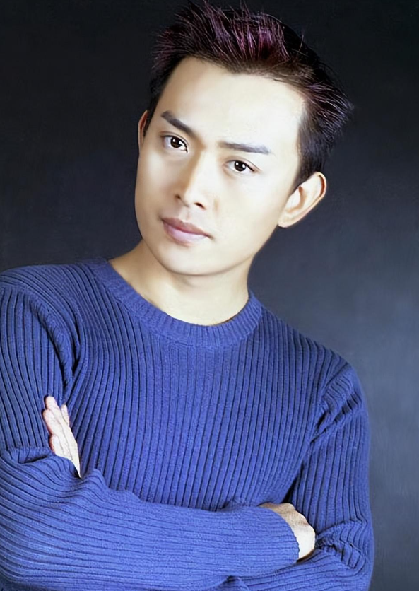 回顾黄海冰和前妻有缘无分二婚娶小12岁娇妻后儿女双全无遗憾