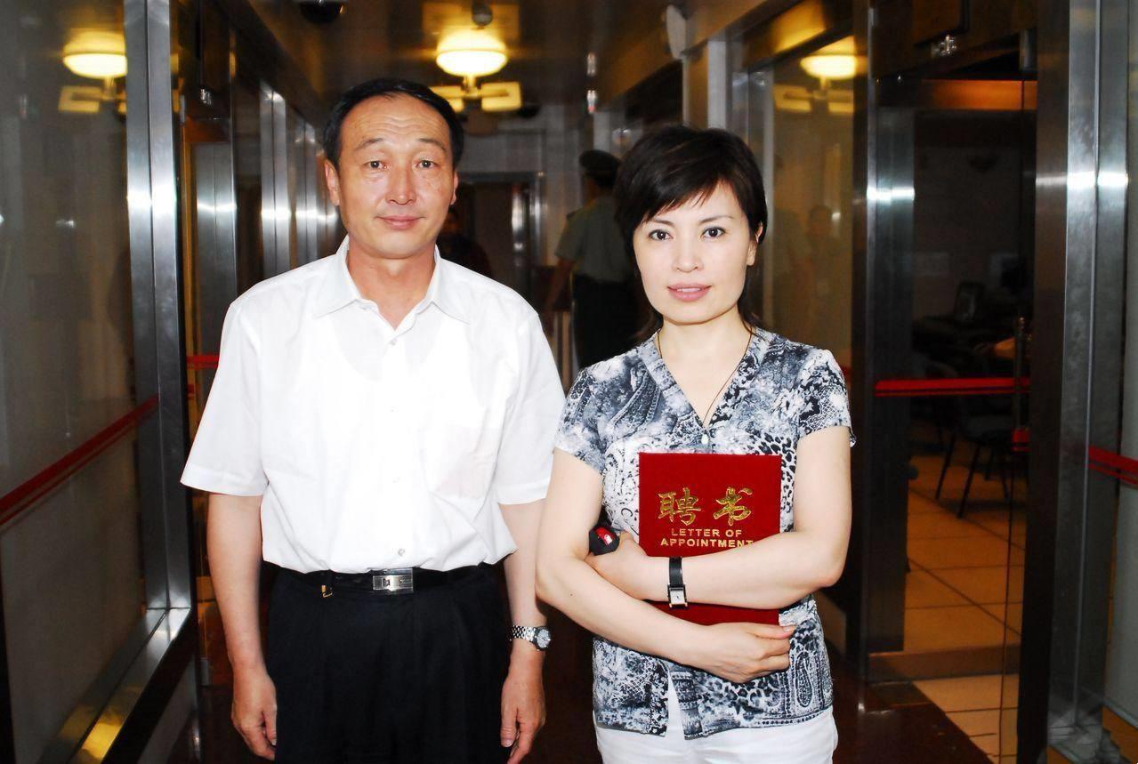 一起退居幕后,从事一些培训工作,把荧幕交给康辉和李梓萌等这些年轻人