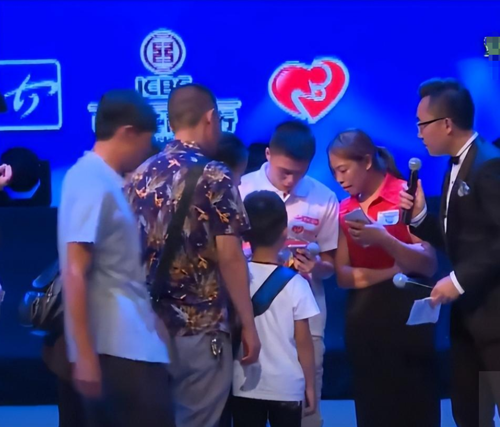 马江福被一对夫妇收养,改名为吴少鹏,家里是开金店的,生活过得很富足.