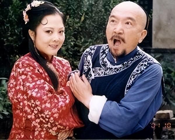 回顾梁丽被前夫伤透心后带着儿子改嫁普通人为逝世的前夫扶棺