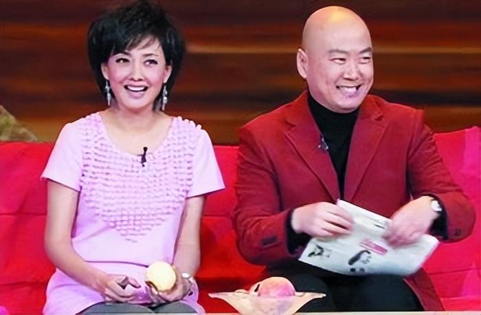 回顾牛莉24岁嫁大7岁圈外富商婚后育有一女现一家三口其乐融融