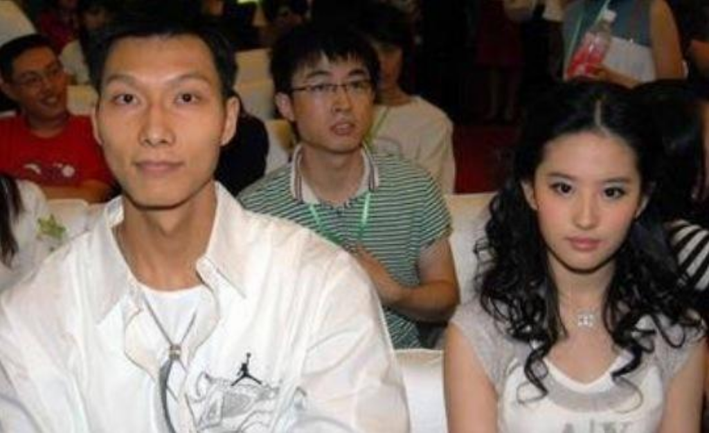 回顾易建联27岁娶巴西足球宝贝36岁退役生两儿子成人生赢家