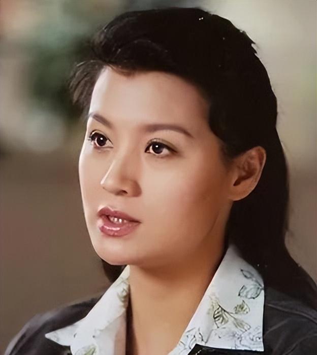 班级里最热心的就是她了,时常会带同学刘敏涛去吃好吃的,帮她排队.