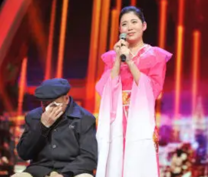 如果说邓雪凤的童年和少年时期,充满了苦难和劳累,那么后来的高考成绩