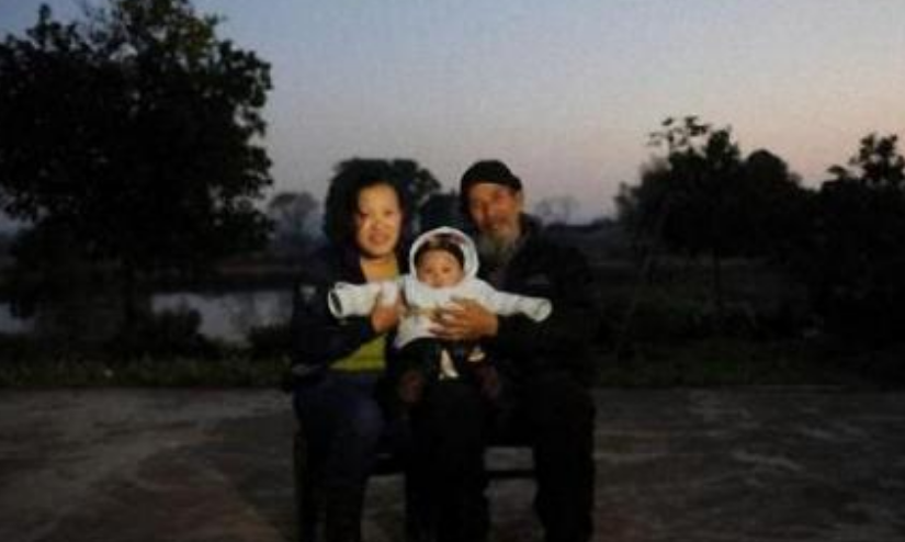 在文长林的悉心照料之下,中风瘫痪的张父身体逐渐向好,到2007年前后