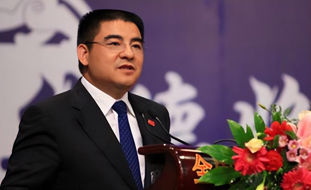 回顾陈光标如今出现却在老家种地他身上有着怎样的曲折的故事