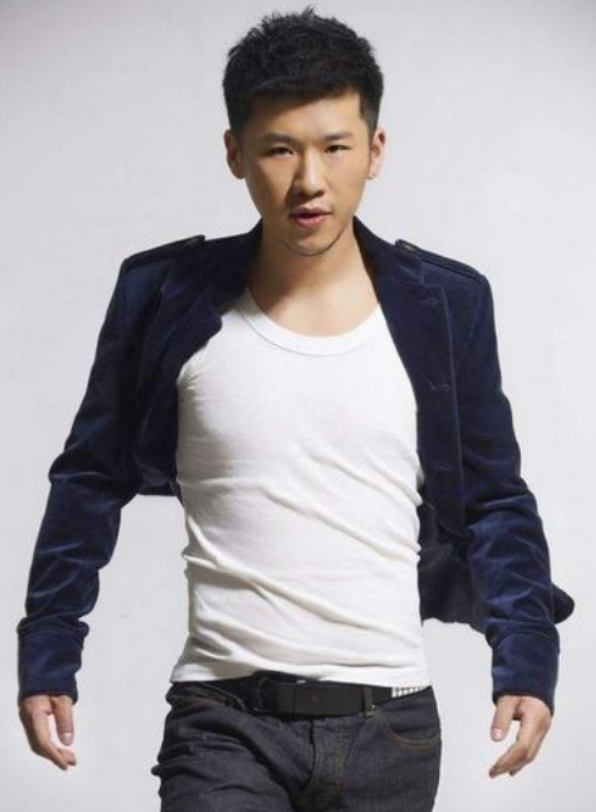 期",那段时间他学着电视上的"古惑仔"留长发,甚至还学会了抽烟喝酒,去