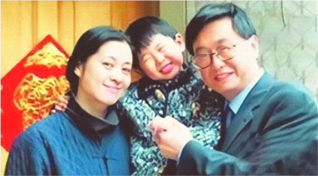 回顾虎子天生患有疾病母亲倪萍独自带艰难求医此生难报母亲恩