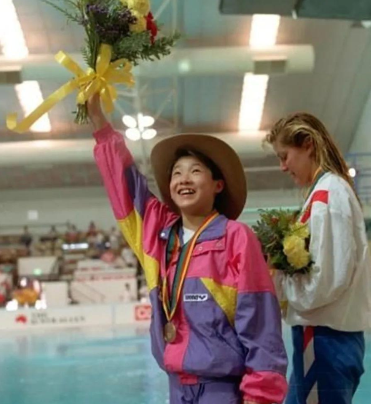 回顾跳水冠军伏明霞24岁嫁50岁富豪5年连生3胎一家五口乐开怀