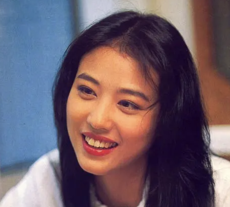 回顾57岁周海媚去世生前独居生活一生无子女活得自由有大爱