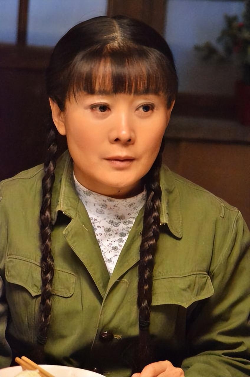 回顾双料影后娜仁花13岁入影坛40岁嫁导演宁才42岁高龄产子