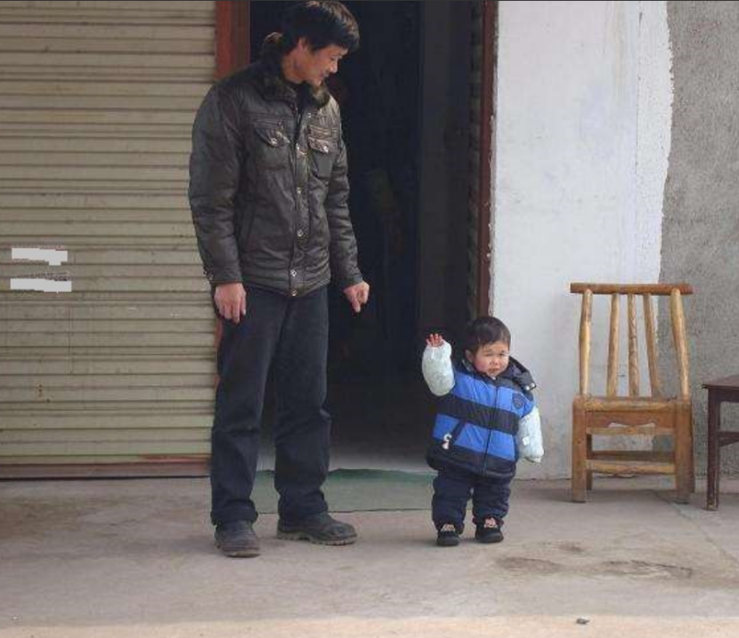 回顾吴康中国第一袖珍人33岁身高仅72厘米如何养活自己的