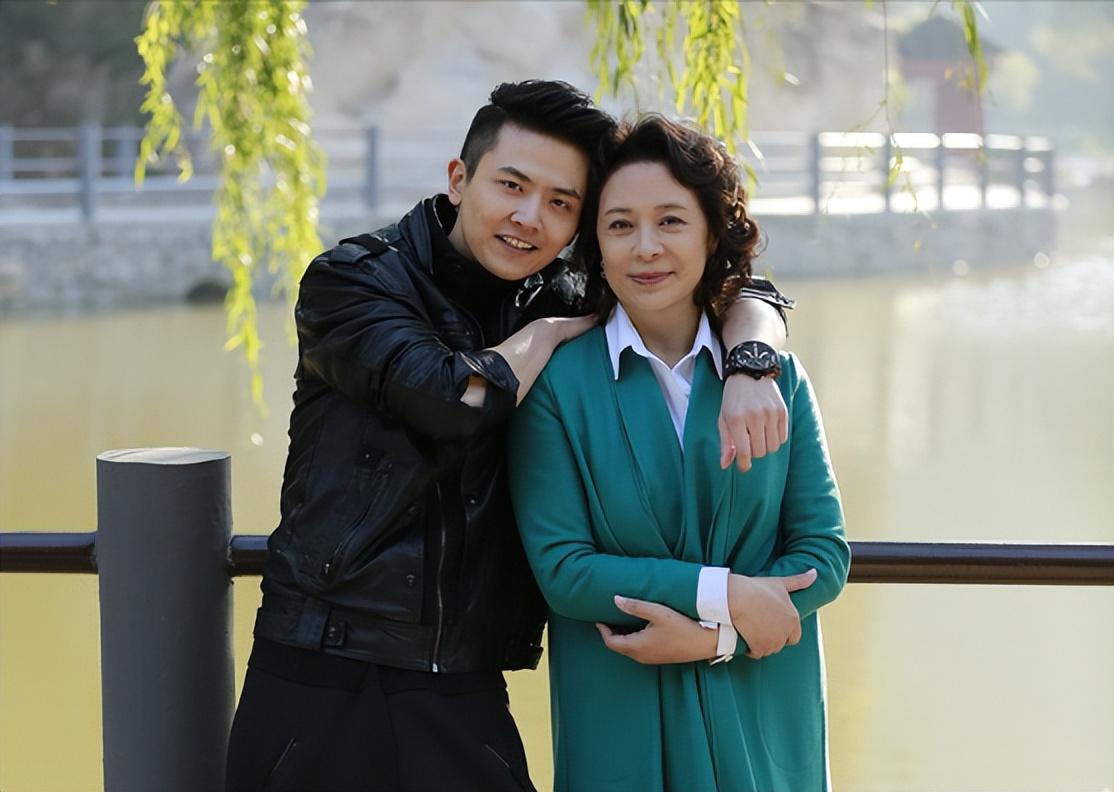 演员刘佳:为照顾父亲息影10年,父亲离世后守着骨灰生活8年