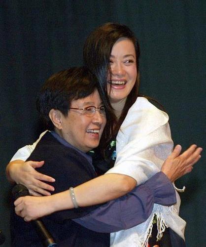 回顾毛阿敏愧对哭瞎的父亲难舍离世的丈夫儿女是我活着的动力