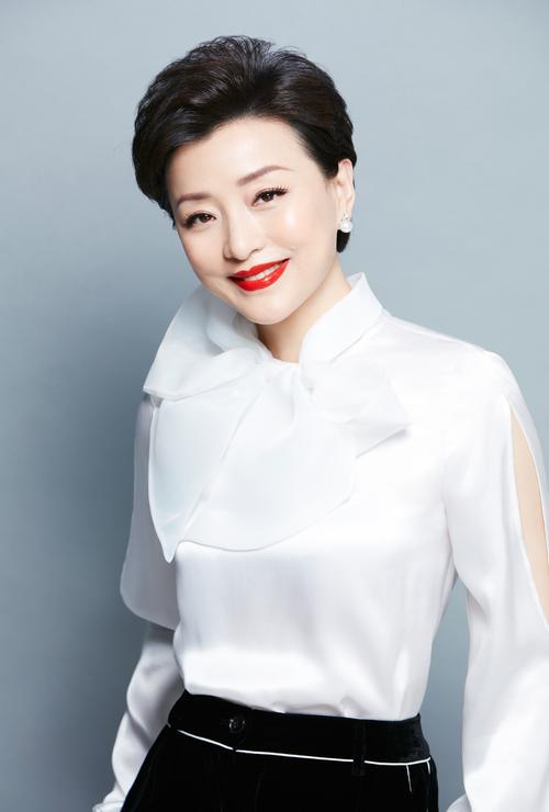 回顾杨澜26岁从央视辞职二婚嫁百亿富豪相伴27年恩爱如初