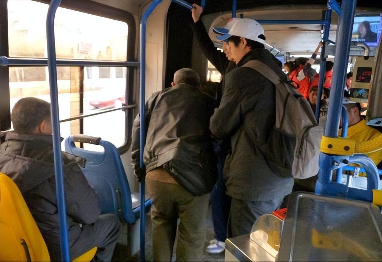 回顾老人坐公交连扇小伙4耳光后猝死老人儿子索赔50万