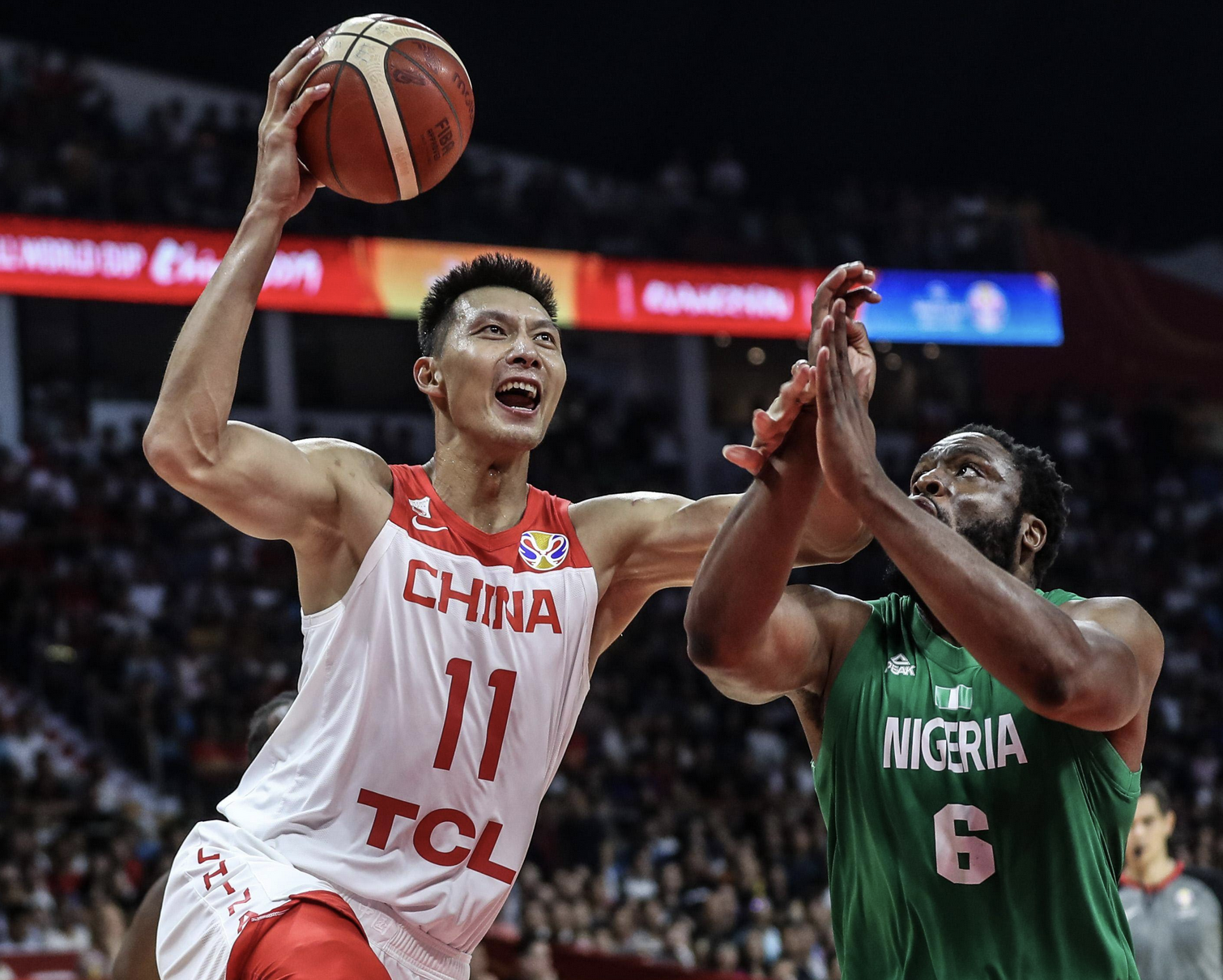 回顾易建联:27岁娶巴西足球宝贝,36岁退役,生两儿子成人生赢家