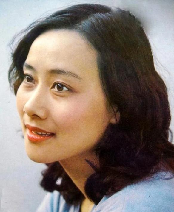 回顾演员黄梅莹:命运坎坷,嫁给金鑫后苦尽甘来,恩爱38年生一子