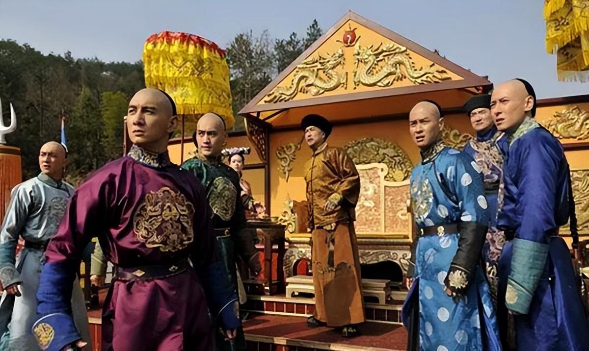 康熙晚年,九位皇子竞相夺嫡,局势越来越难控制,此时,康熙发出圣旨,将