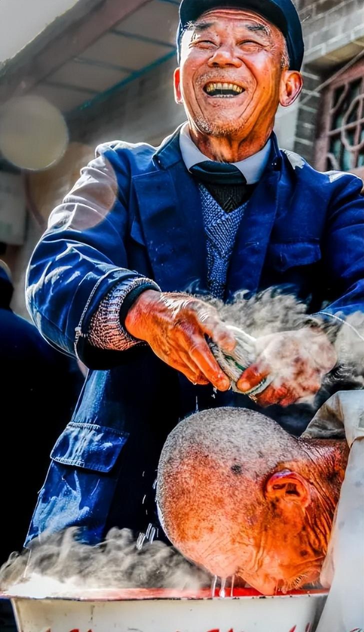 相较于我们熟知的发型师托尼,"剃头匠"似乎听起来年代久远.