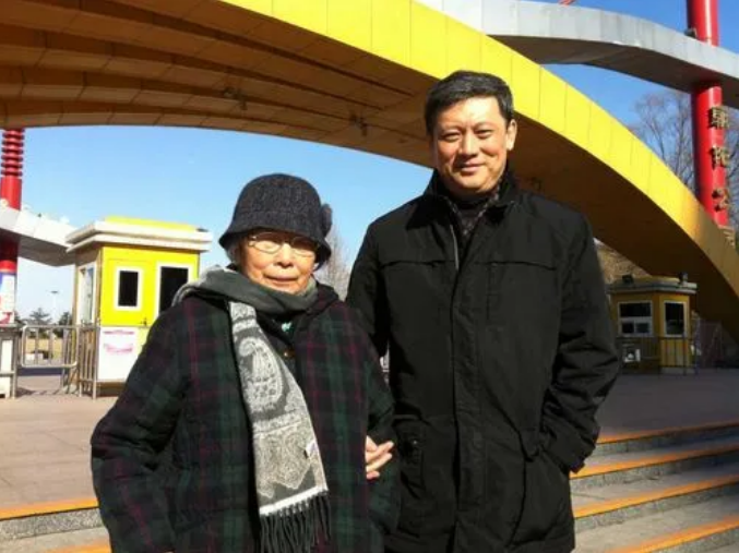 回顾毛阿敏愧对哭瞎的父亲难舍离世的丈夫儿女是我活着的动力