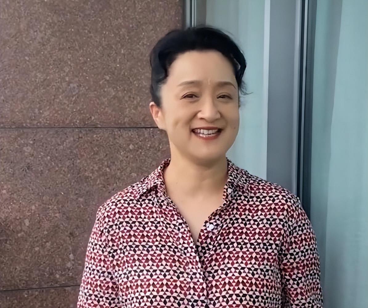 回顾杨昆千万别墅被拍卖退休金仅2500元60岁无儿无女为夫还债