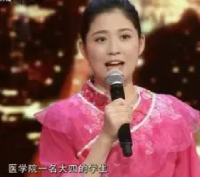 如果说邓雪凤的童年和少年时期,充满了苦难和劳累,那么后来的高考成绩