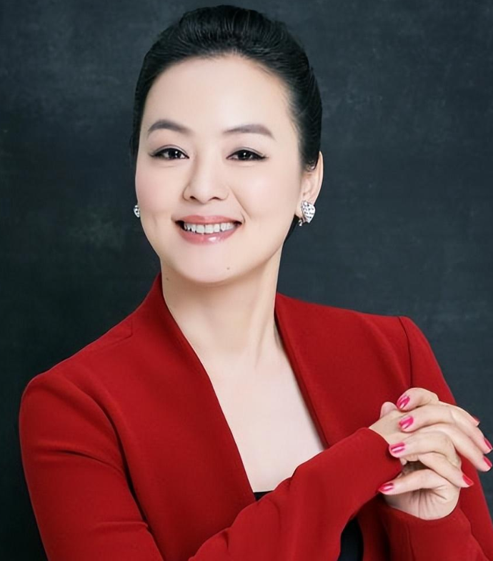 刚到央视时,孙小梅就凭借着出色的主持能力获得了领导的赏识,得到了