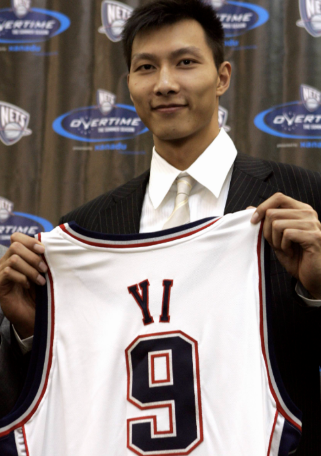 回顾易建联:27岁娶巴西足球宝贝,36岁退役,生两儿子成人生赢家