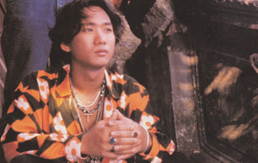 最初在乐队里担任吉他手,而后成为主唱.