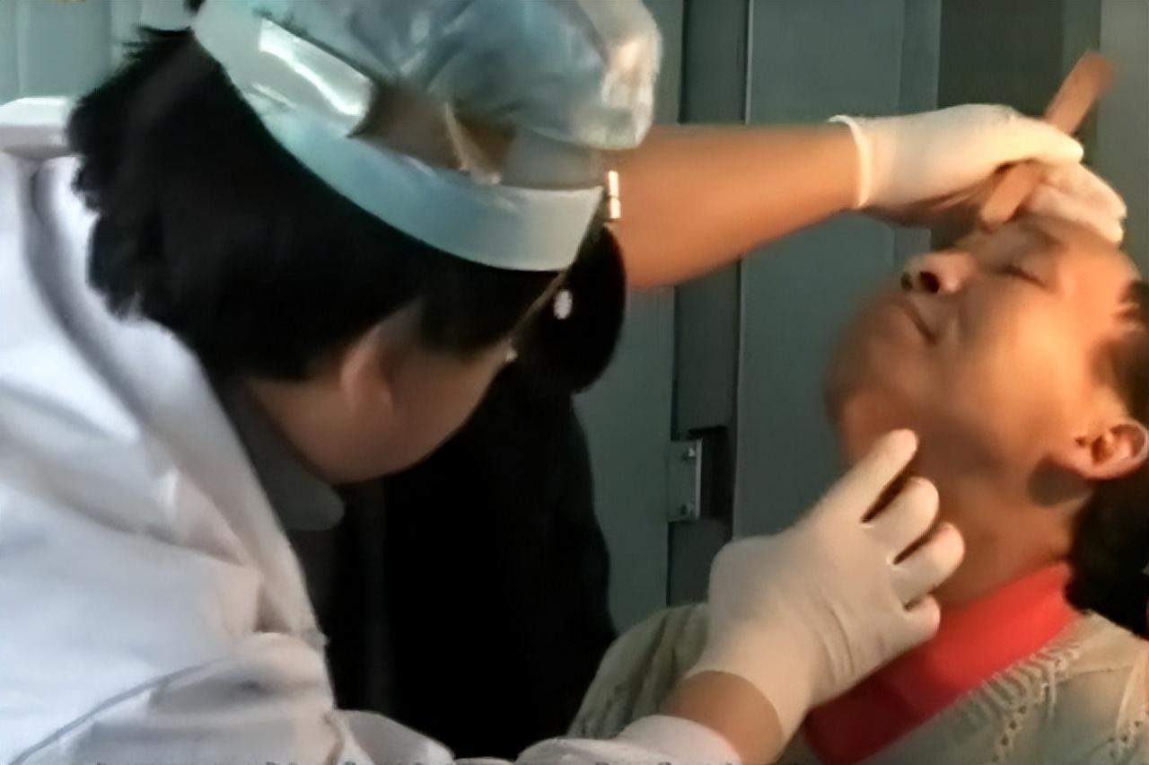 回顾男子嘴里流血发臭四年找不到原因做ct发现脑袋里插把刀