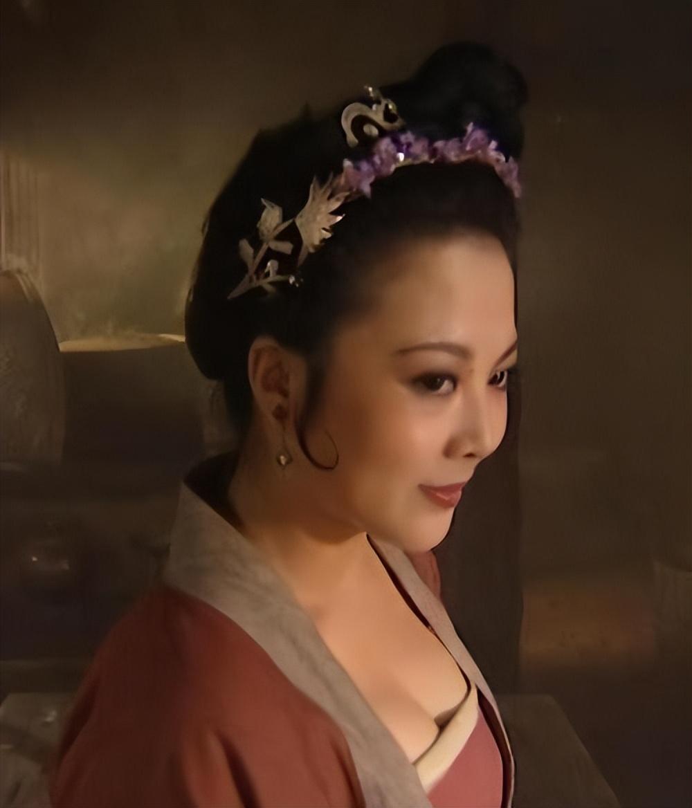 孙二娘是一个性格分明的人,外号"母夜叉",性格豪爽仗义,丝毫不输男儿